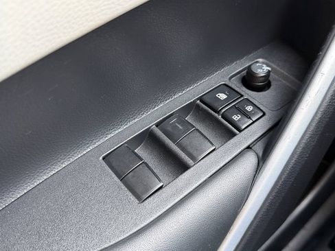 Used 2025 Toyota Corolla Cross LE FWD image 27