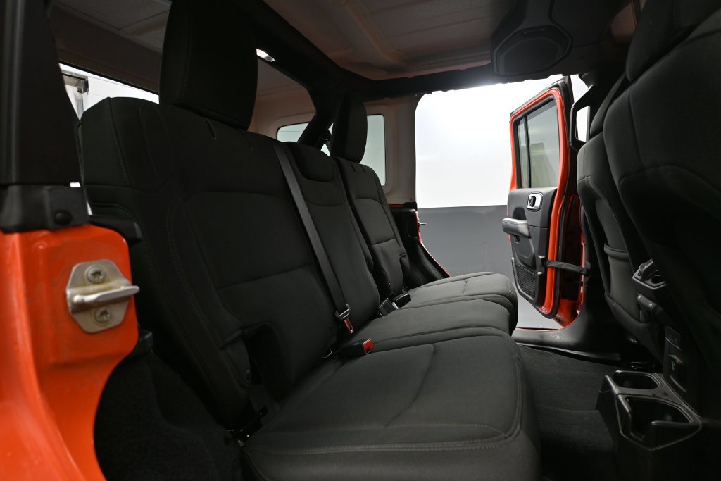 Used 2018 Jeep Wrangler Unlimited Sahara w/ Dual Top Group AWD/4WD image 32
