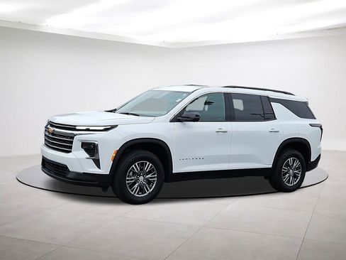 Used 2024 Chevrolet Traverse LT image 3