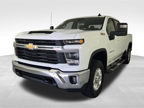 Used 2024 Chevrolet Silverado 2500 LT AWD/4WD image 3