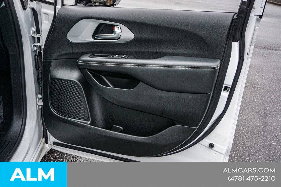 Used 2025 Chrysler Pacifica Limited FWD image 54