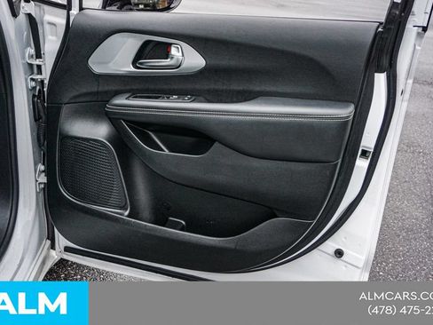 Used 2025 Chrysler Pacifica Limited FWD image 54