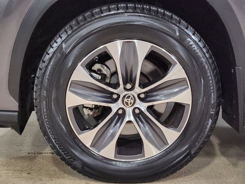 Used 2022 Toyota Highlander XLE FWD image 28