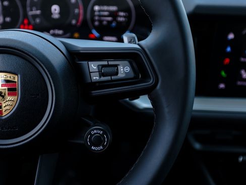 Certified 2025 Porsche Cayenne Coupe image 16