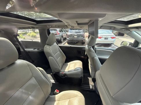 Used 2015 Toyota Sienna Limited Premium w/ Advanced Technology Package FWD image 17