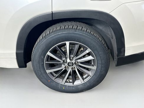 Used 2018 Toyota Highlander XLE image 11