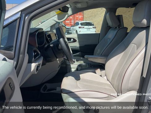 Used 2017 Chrysler Pacifica Limited w/ UConnect Theater Package FWD image 11