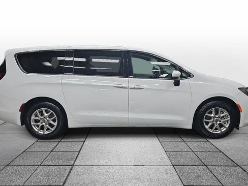 Used 2023 Chrysler Voyager LX image 4