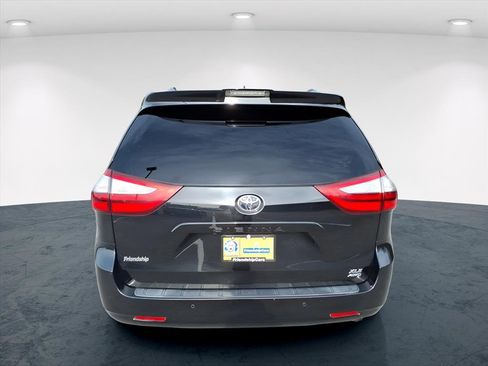Used 2019 Toyota Sienna XLE image 24