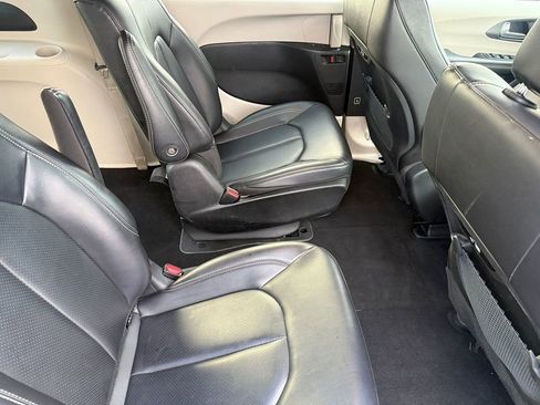 Used 2024 Chrysler Pacifica Select image 18