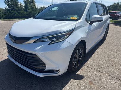 Used 2025 Toyota Sienna Platinum