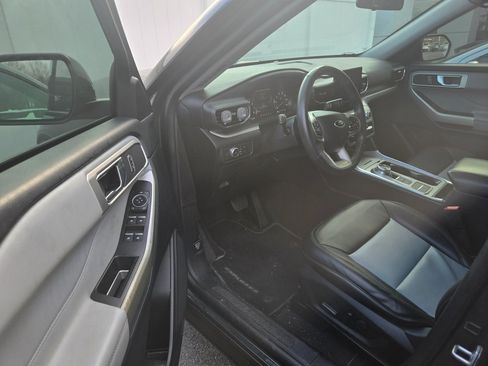 Used 2022 Ford Explorer XLT w/ Equipment Group 202A image 6