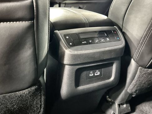 Used 2025 Nissan Pathfinder SL FWD image 28