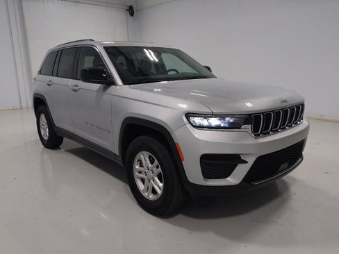Used 2023 Jeep Grand Cherokee Laredo AWD/4WD image 13