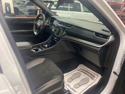 Certified 2024 Jeep Grand Cherokee Altitude image 24