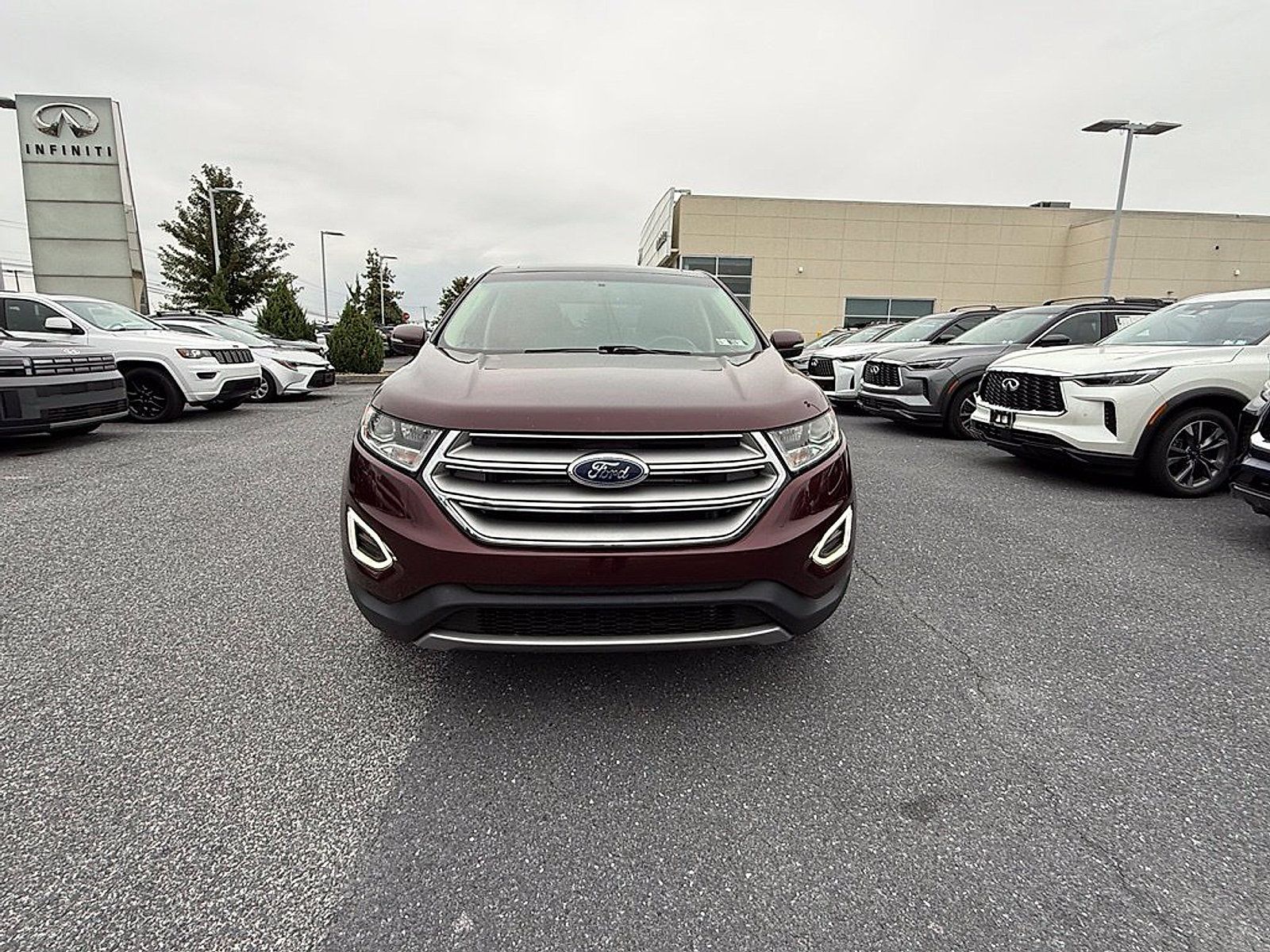 Used 2017 Ford Edge Titanium w/ Technology Package AWD/4WD image 3
