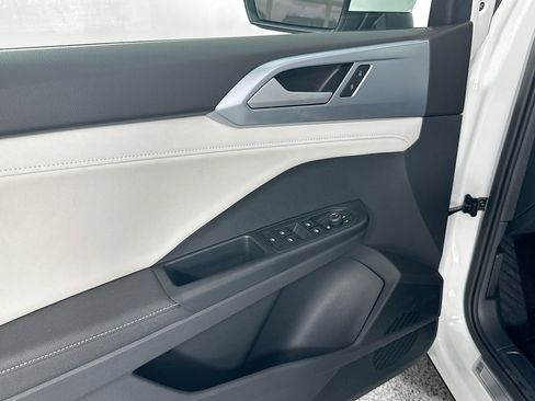 Certified 2025 Volkswagen Taos SE image 14