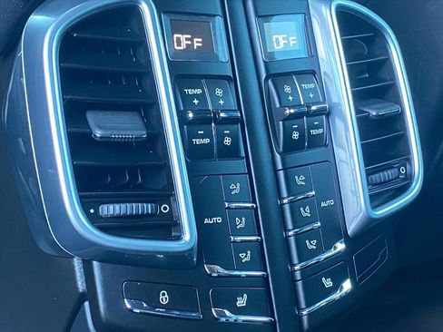 Used 2018 Porsche Cayenne Platinum Edition image 25