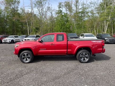 Used 2016 Toyota Tacoma TRD Sport AWD/4WD image 9