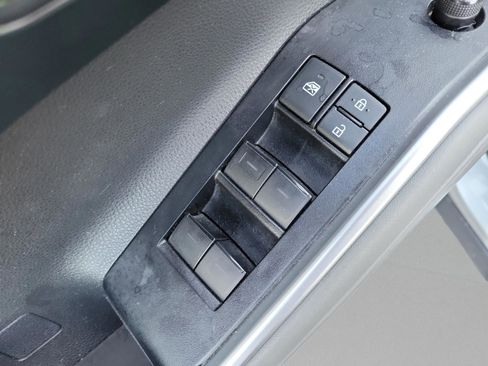 Used 2021 Toyota Highlander L FWD image 15