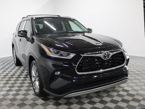New 2026 Toyota Highlander Platinum image 3
