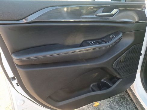 Used 2023 Jeep Grand Cherokee Altitude image 14