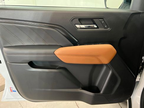 Used 2024 GMC Canyon AT4 w/ Technology Package image 15