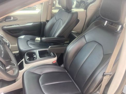 Used 2023 Chrysler Pacifica Touring-L FWD image 23