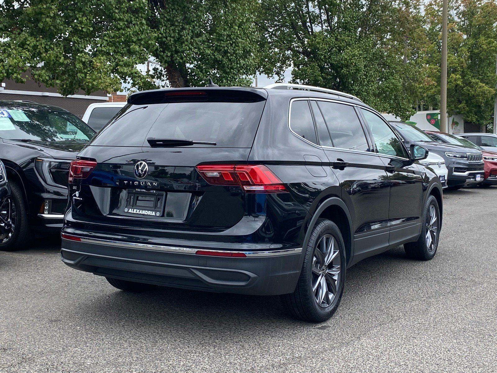 Certified 2023 Volkswagen Tiguan SE w/ Panoramic Sunroof Package FWD image 3