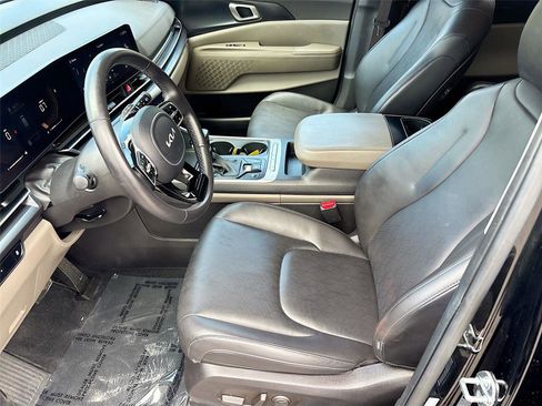 Used 2025 Kia Carnival FWD image 22