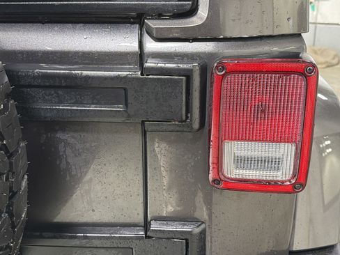 Used 2016 Jeep Wrangler Unlimited Rubicon w/ Connectivity Group image 11