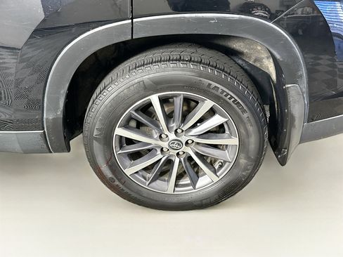 Used 2019 Toyota Highlander XLE image 11