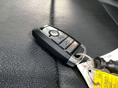 Used 2025 Ford F250 Lariat w/ Black Appearance Package image 19