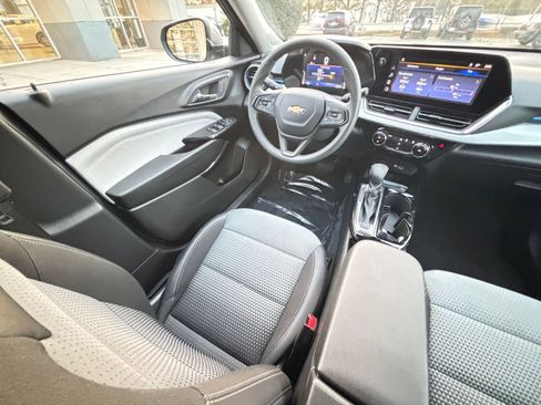 Used 2025 Chevrolet Trax LT image 34