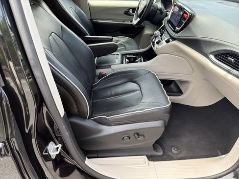 Used 2022 Chrysler Pacifica Limited FWD image 22
