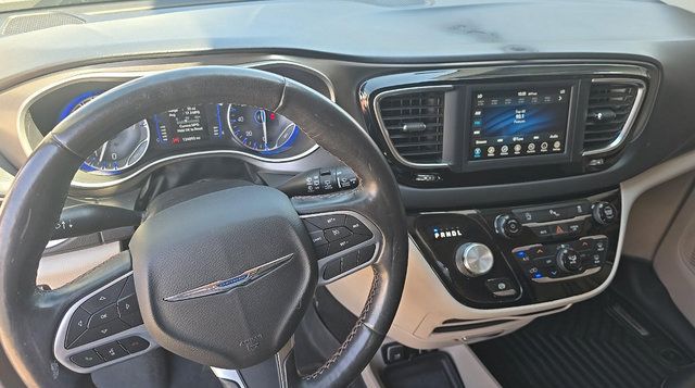 Used 2020 Chrysler Pacifica Touring-L FWD image 10