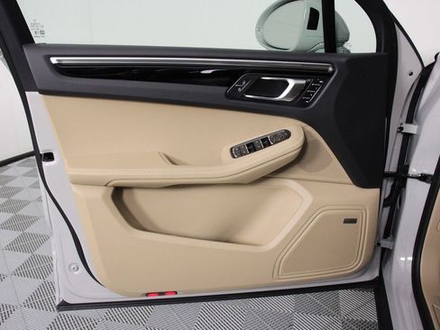 New 2026 Porsche Macan image 21