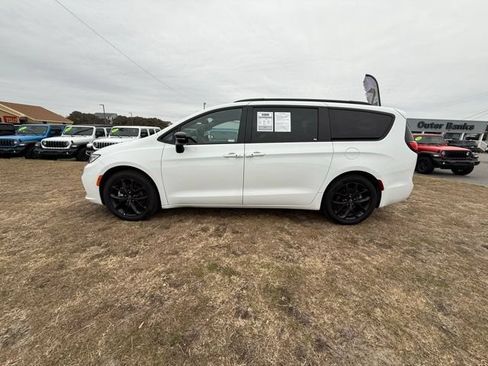 Used 2025 Chrysler Pacifica Limited FWD image 4