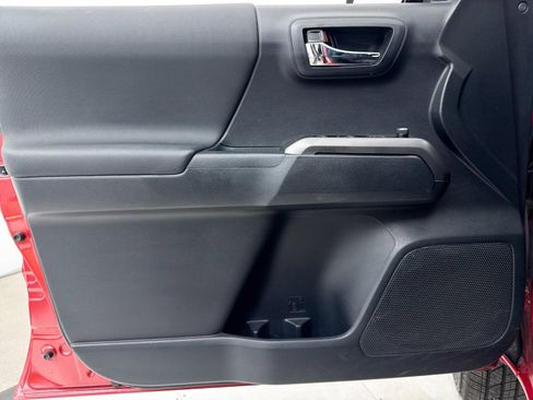 Used 2017 Toyota Tacoma TRD Sport image 30