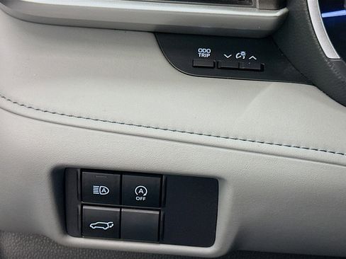 Used 2023 Toyota Highlander XLE image 17