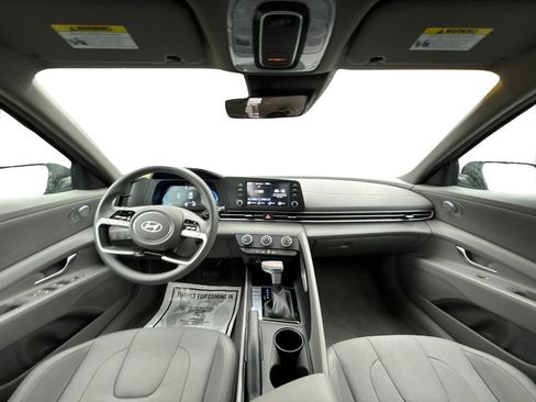 Certified 2025 Hyundai Elantra SE image 16