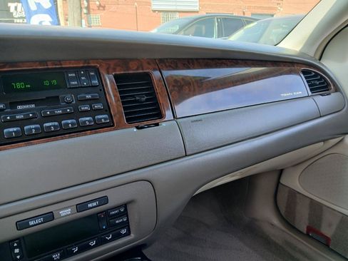 Used 1999 Lincoln Town Car Executive RWD image 18