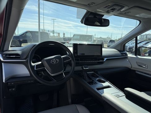 Used 2025 Toyota Sienna XLE image 16