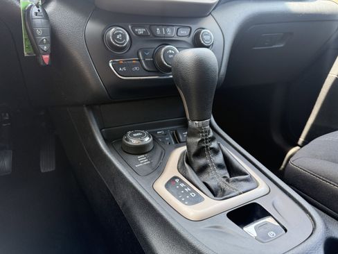 Used 2015 Jeep Cherokee Latitude w/ Cold Weather Group AWD/4WD image 30
