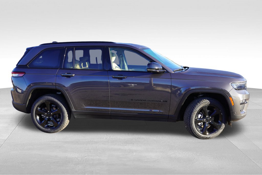 Certified 2025 Jeep Grand Cherokee Limited w/ Luxury Tech Group II AWD/4WD image 4