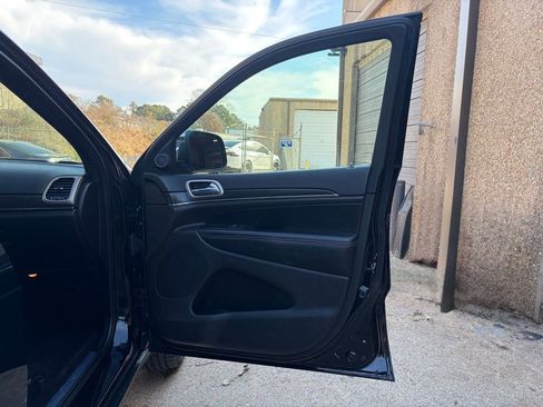 Used 2017 Jeep Grand Cherokee Limited image 36