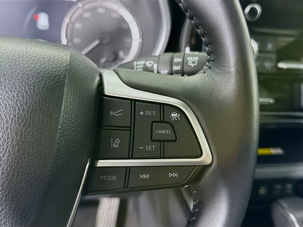 Used 2023 Toyota Highlander XSE AWD/4WD image 23