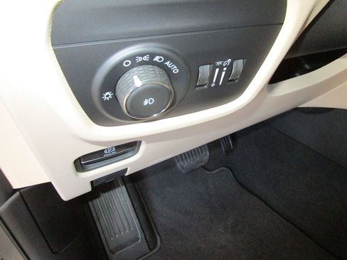 New 2025 Jeep Grand Cherokee L Limited w/ Luxury Tech Group II image 31