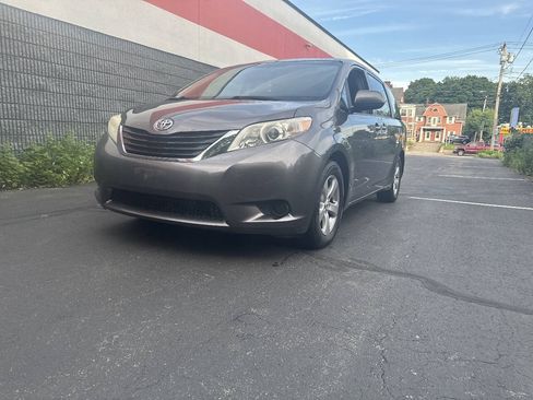Used 2013 Toyota Sienna LE FWD image 3