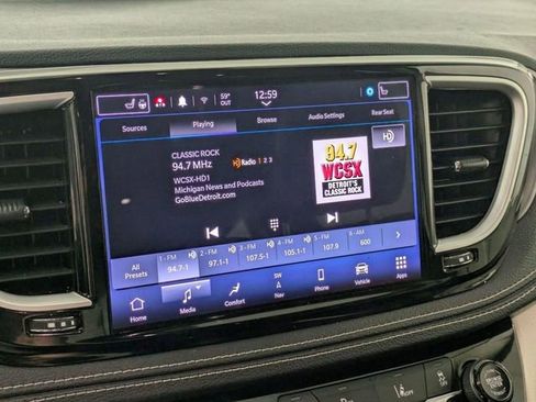 Used 2022 Chrysler Pacifica Touring-L w/ Uconnect Theater Family Group FWD image 21